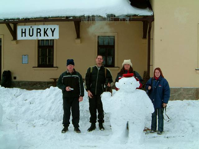 foto č. 009 - Hlodavci Sysel a Myšák, Radka a Marcela pózujou s panem přednostou.

