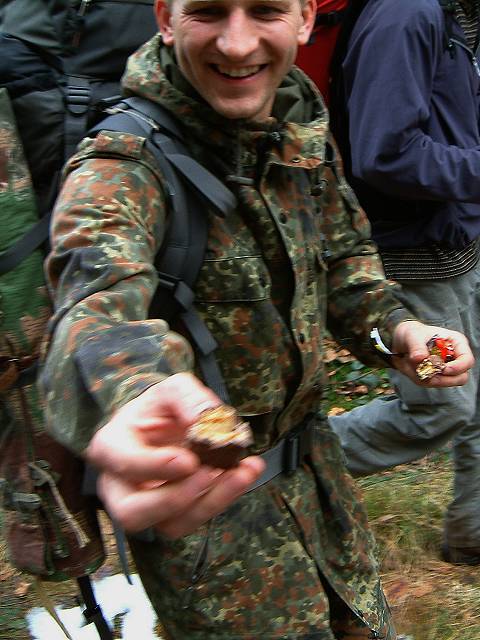 foto č. 008 - Cestou z Dobřeně našel Dáda na zemi čokoládovou tyčinku a kamarádsky se s ostatními rozdělil.
