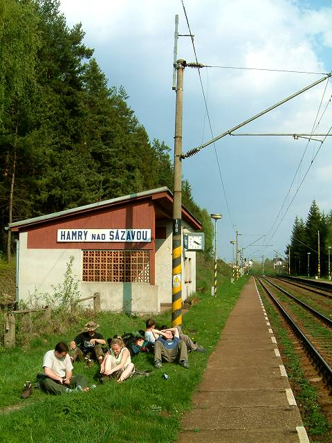 foto č. 047 - Hamry nad Sázavou. Neradno zde si plésti kolejnici s lavičkou, vlaky tu jezdí celkem rychle.
