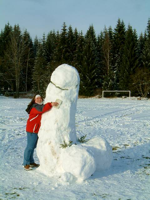 foto č. 003 - Radka s obří sněhovou sochou někoho z poslanecké sněmovny

