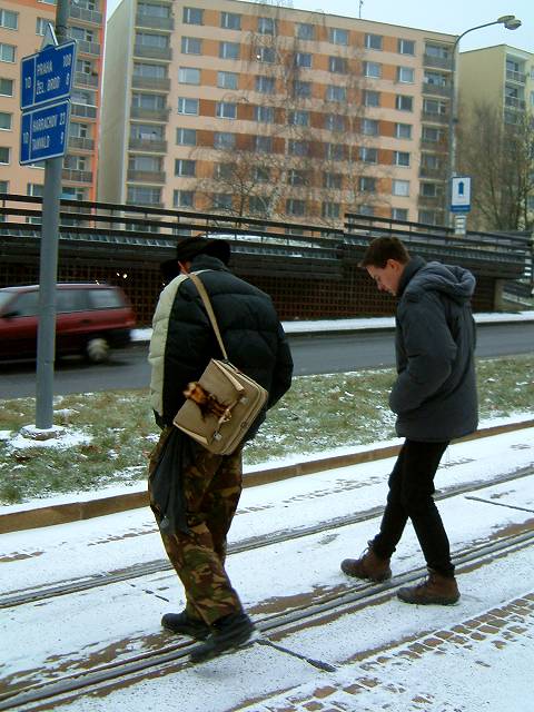 foto č. 006 - Myšák s Petrem měřej rozchod tramvajových kolejí v Jablonci nad Nisou.
