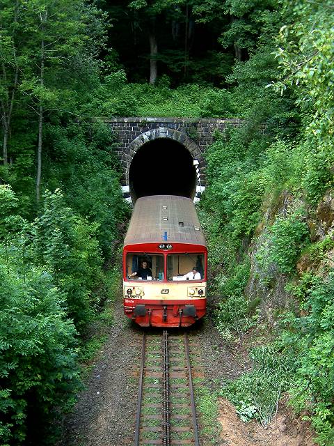 foto č. 026 - Motoráček vyjíždí z tunelu u Desné.

