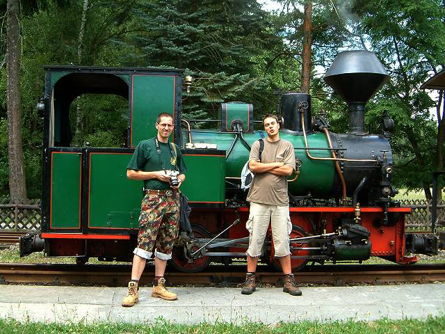 foto č. 031 - Myšák a Petr před parní lokomotivou v Kromlau.
