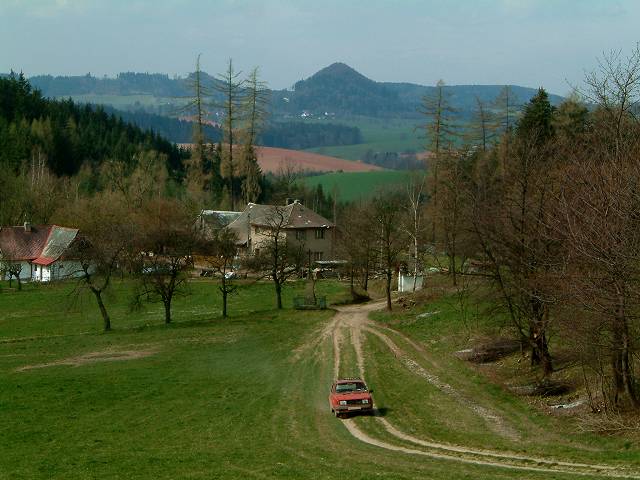 foto č. 019 - Cestou do Letohradu, v pozadí je Žampach, v popředí supící škoda 120 drápající se do kopce
