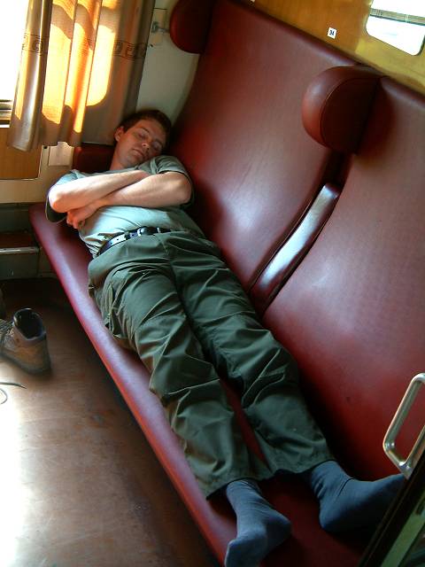foto č. 001 - Tomáš nastupoval v Praze, šel na vlak rovnou z práce a teď naspává co může
