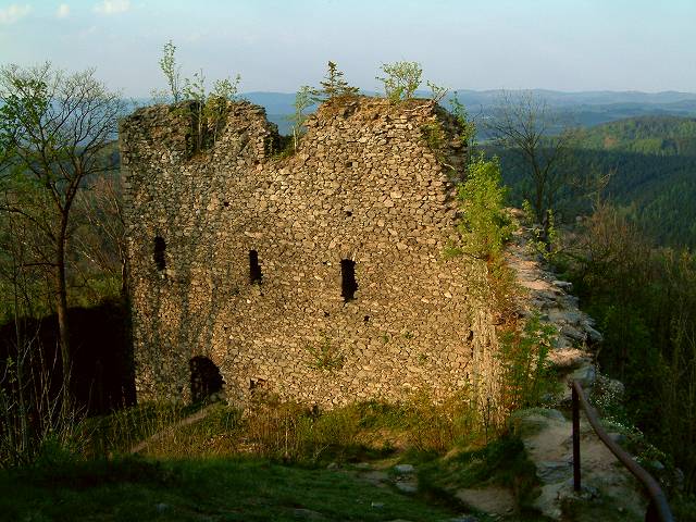 foto č. 016 - Severovýchodní zeď hradu
