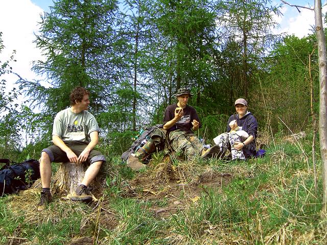 foto č. 027 - Pod vrchem Svěrák - obědváme v místech, kde lišky dávaj dobrý den.
