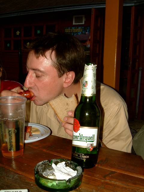 foto č. 005 - …ale i slovenská klobása s českým pivem není k zahození.
