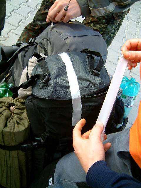 foto č. 018 - Šárka si opravuje svou vandrputnu lepící páskou
