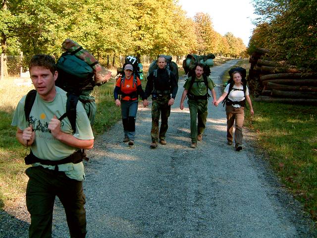foto č. 025 - Tomáš, Šárka, Dáda, Eda a Dana cestou z obory Bulhary do obory Klentnice.
