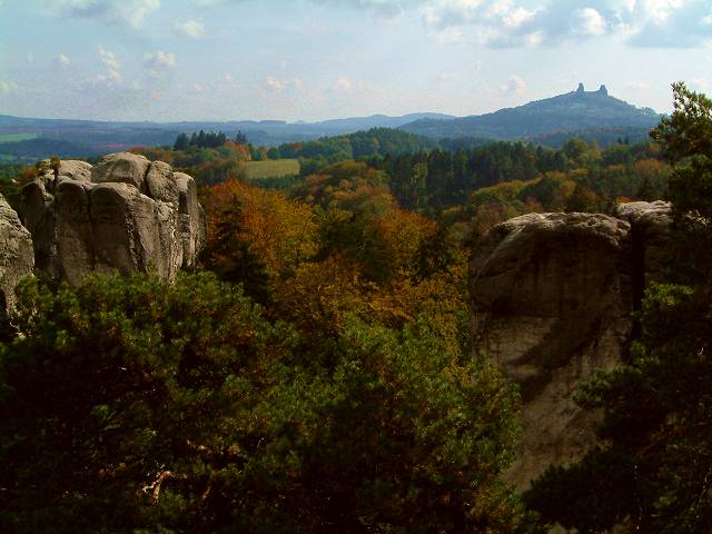 foto č. 014 - Podzimní skály a hrad Trosky.
