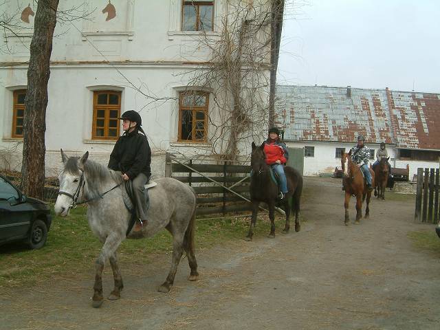 foto č. 044 - Máša, Arwen, Radka, Jirka a Čarodějka vyrážejí koňmo na projížďku…
