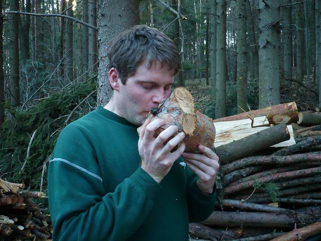 foto č. 009 - Tomáš obřadně nasává vůni dřeva z borového polena.
