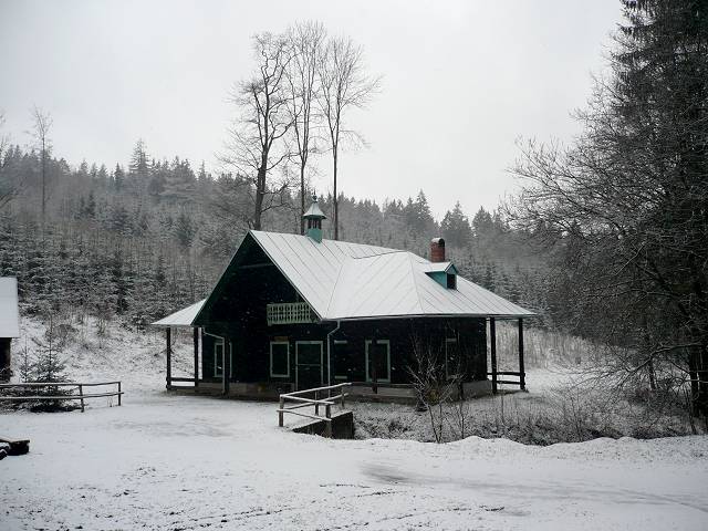foto č. 030 - Lovecký zámeček po sněhové nadílce.
