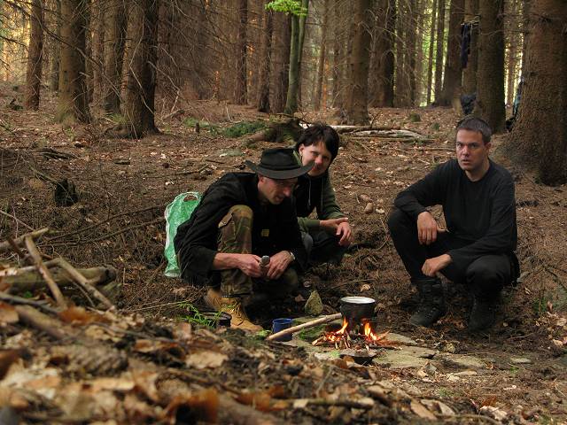 foto č. 034 - Myšák, Čarodějka a Bratr Plukovník v lesní kuchyni.
