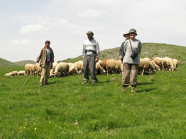 foto č. 013 - Za kus tatranky si necháváme poradit od místního pasáčka ovcí.

