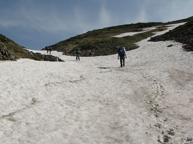 foto č. 015 - První prudší stoupání a zrovna ve sněhovém poli.
