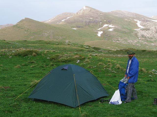 foto č. 018 - Pepa, stan a první větší vrcholky Karadžice.
