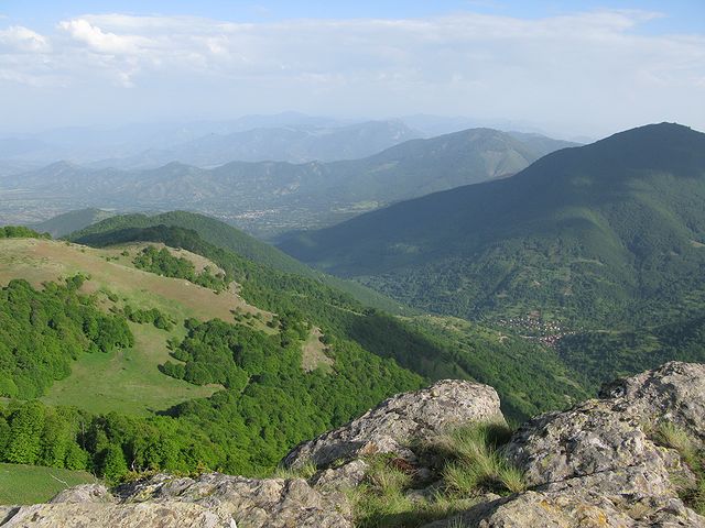 foto č. 047 - Přibližně o kilometr pod Glavou níž. V údolí je vidět obec Oreše, kde chceme slízt do civilizace.
