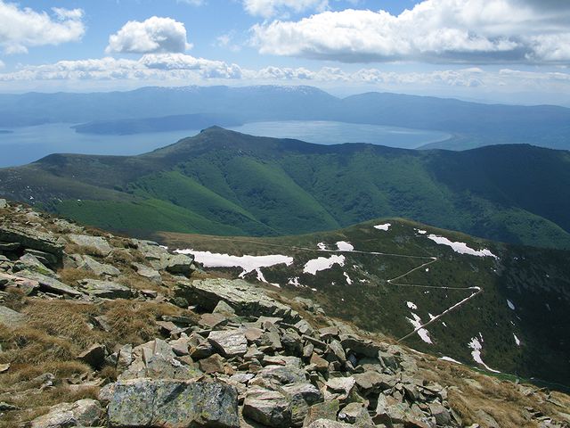 foto č. 064 - Od Pelisteru směrem na západ je vidět vodní plocha Prespanského jezera, za ním jsou vrcholky pohoří Galičica.
