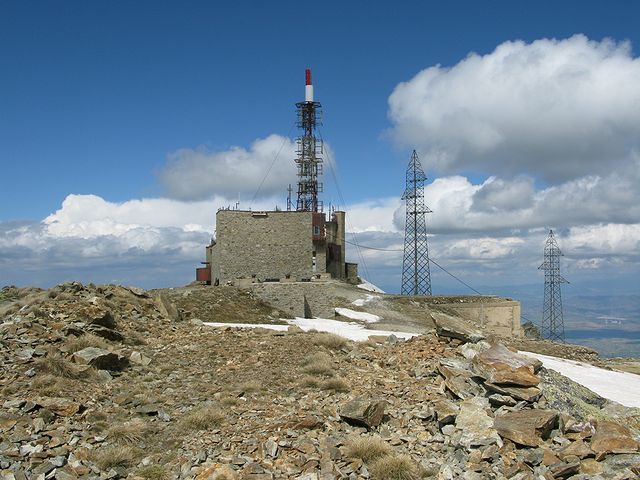 foto č. 066 - Na druhém stejně vysokém vrcholu je obrovský vysílač.
