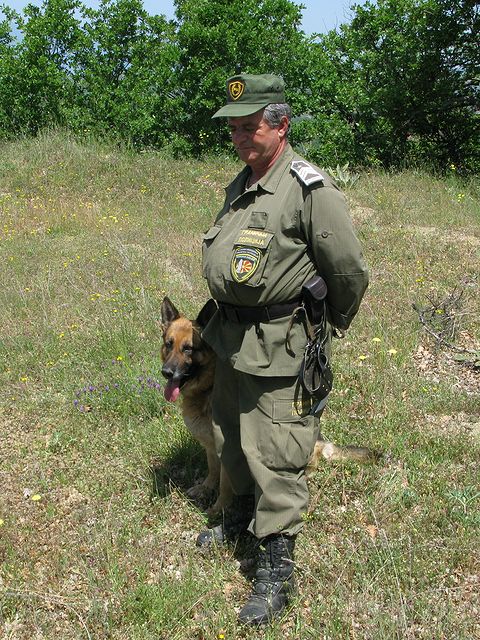 foto č. 109 - Pohraničník se služebním psem. Když zjistil, že nejsme albánští pašeráci, ale turisti z Čech, dal se s námi i do řeči.
