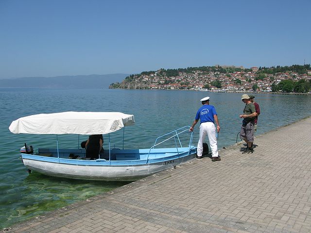 foto č. 114 - Další den dopoledne jsme se nechali odchytit tímhle námořníkem, který nás chtěl všechny za 5 Eur na půl hodiny povozit po Ohridském jezeru.
