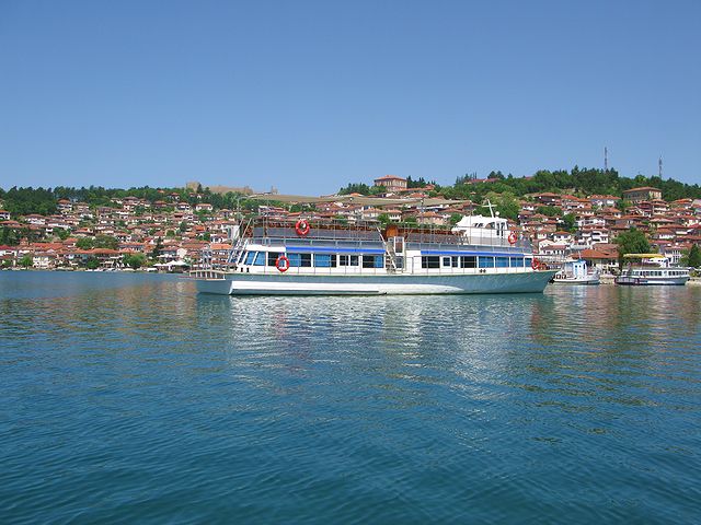 foto č. 115 - Plavba po Ohridském jezeře je opravdu zážitek, díky své hloubce 290m je voda tak čistá, že lze krásně z lodi pozorovat spousty a spousty ryb.
