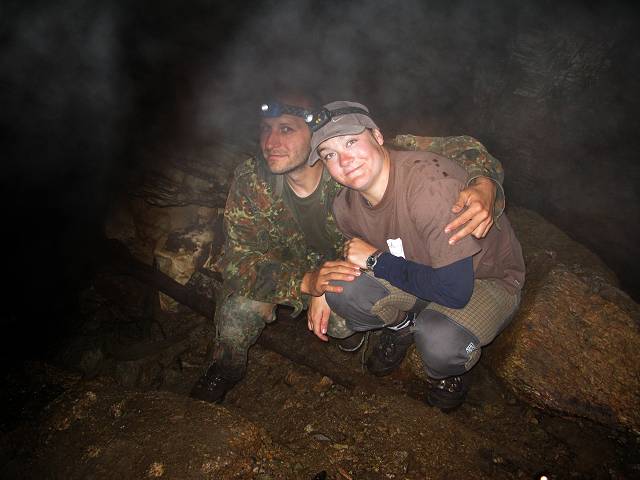 foto č. 033 - Dalibor a Šárka v nitru jeskyně.
