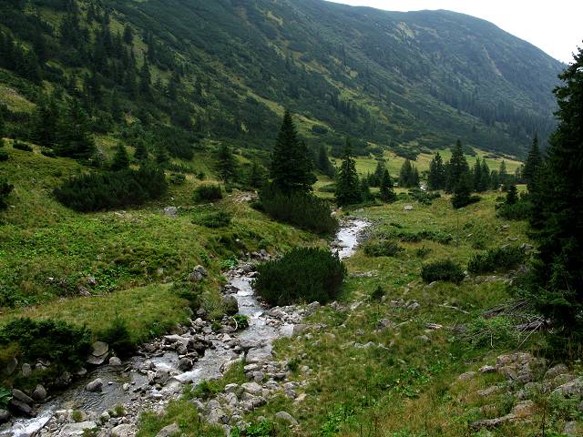 foto č. 011 - Jedno z mnoha krásných horských údolí. Tímto protékala říčka Brebeněskul.
