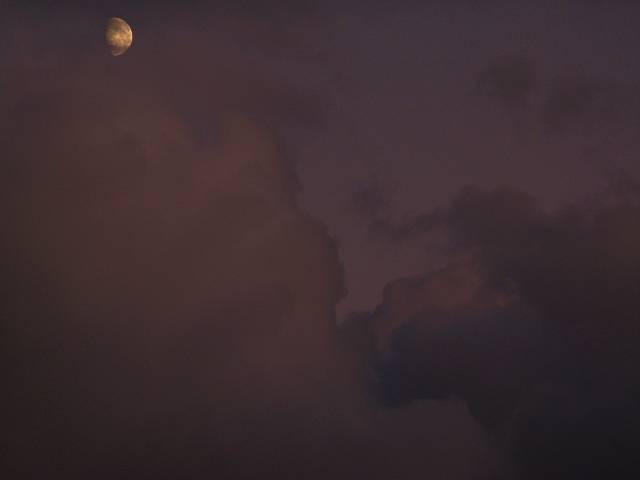 foto č. 041 - Měsíc dorůstá, dorůstají i mraky.
