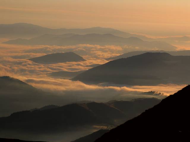 foto č. 044 - Pohled z Brebenieskulu, na nebi ani mráček, zato v dolinách musí být prt vidět.
