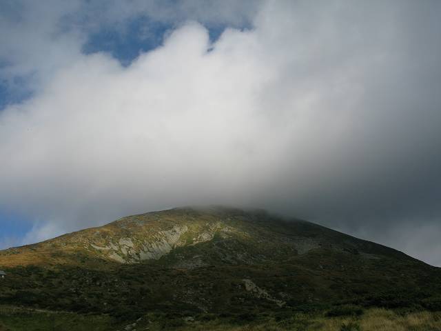 foto č. 073 - Krátce po sestupu z Hoverly se vrchol zahalil do mraků…
