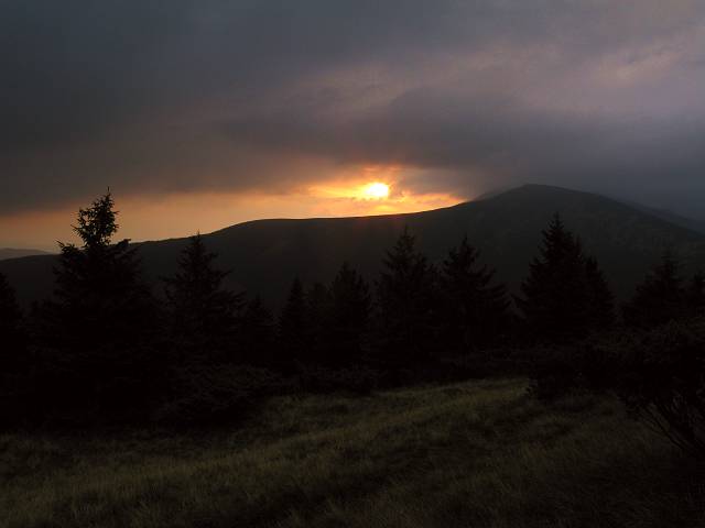foto č. 084 - Východ slunce nad zamračenou Hoverlou.
