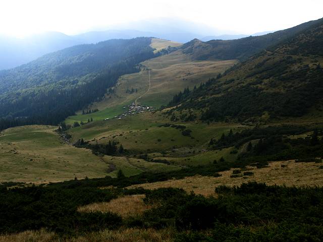 foto č. 089 - Uprostřed je pastevecká vesnička postavená z chatrných chatrčí.
