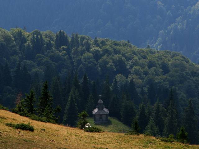 foto č. 097 - Dřevěná kaplička v údolí.

