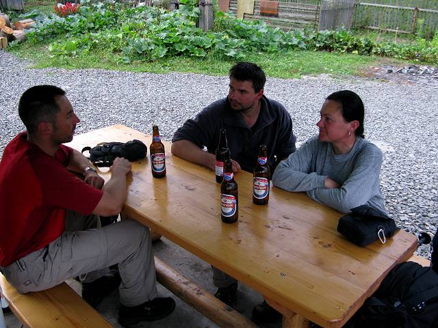 foto č. 112 - Pod slunečníky s nápisem Oboloň si dáváme Černihivske pivo .
