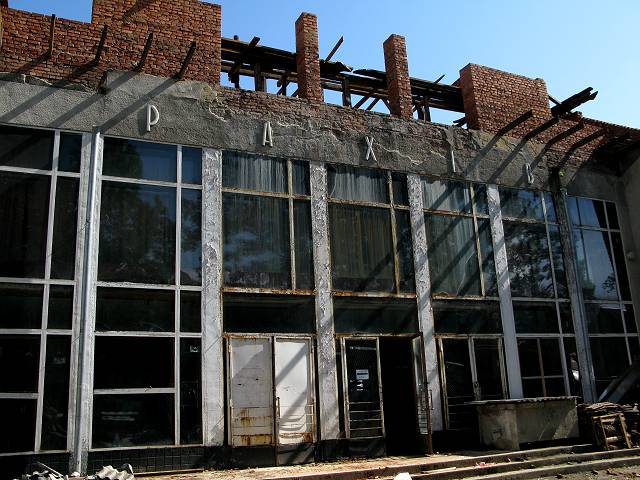 foto č. 121 - Zdevastovaná budova vlakového nádraží
