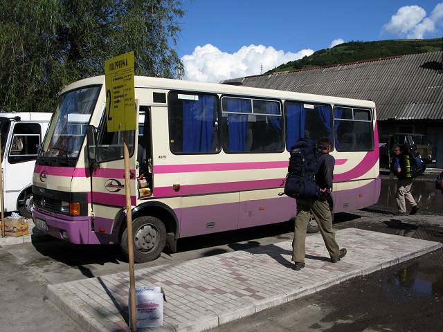 foto č. 128 - Autobus, se kterým pojedeme do 100km vzdáleného Chustu.
