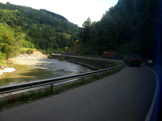 foto č. 129 - Silnice z Rachova do Chustu vedla podél řeky Tisy.
