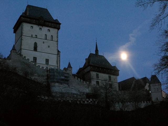 foto č. 039 - Měsíční záře nad nějakým hradem.
