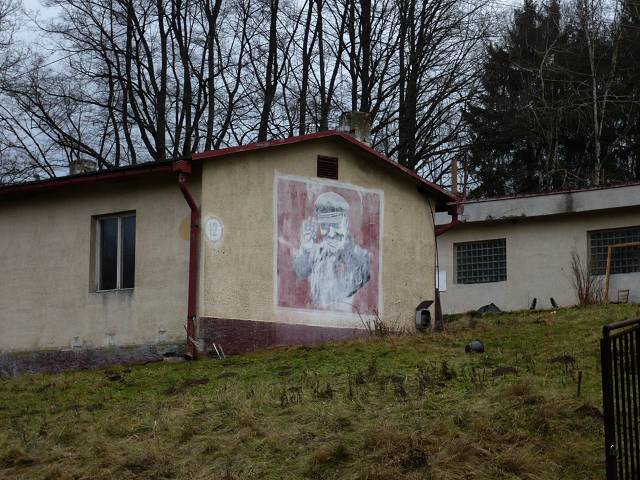 foto č. 002 - Soudruh Uljanov vesele mává, naštěstí už jen ze zdi nějaké hospodářské budovy v obci Jánská.
