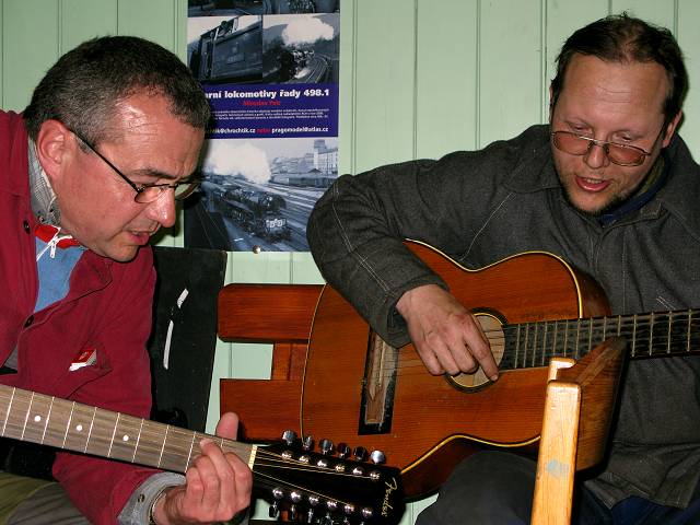 foto č. 007 - Doktor a Pekelník pějí písně za doprovodu kytar.
