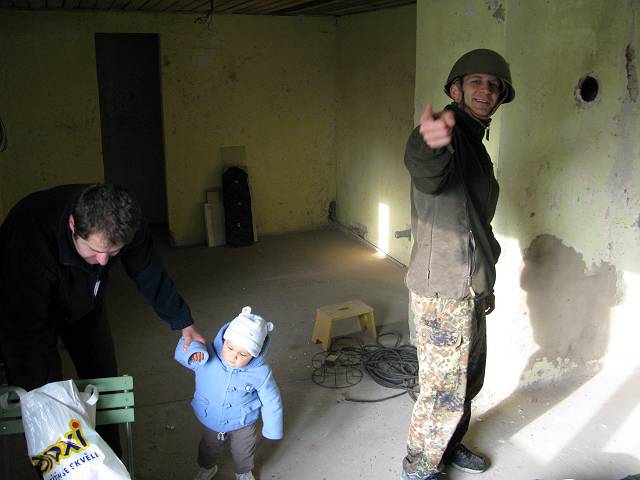 foto č. 048 - Michal, budoucí čundrák Alan a militantně naladěný Dalibor.
