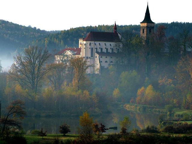 foto č. 049 - Sázavský klášter zahalený v romantickém podzimním oparu. (smog z nějaké místní fabriky)
