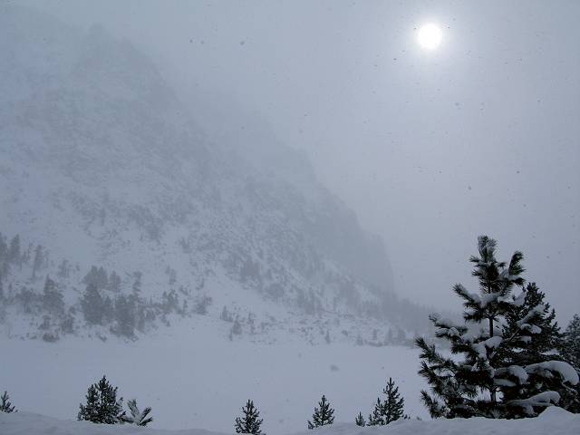 foto č. 019 - Tam někde pod tou vrstvou ledu a sněhu je Popradské pleso, nesměle nasvícené poledním sluncem.

