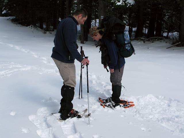 foto č. 008 - Na kopci Čelo ve výšce 1230m. nasazujeme sněžnice. Martin a Jirka poprvé.
