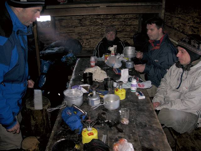 foto č. 027 - Vaříme něco na zub, do noci ještě přišli nějací Slováci s vlčákem Eronem a tři Poláci.
