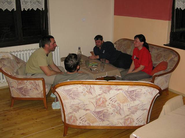 foto č. 053 - Veselá diskuze při lahvi vodky.
