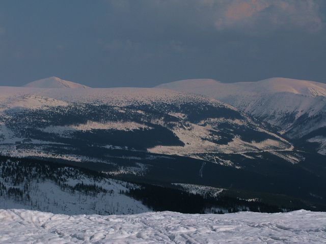 foto č. 014 - Vlevo Sněžka, vpravo Studniční 1554m a Luční hora 1547m.
